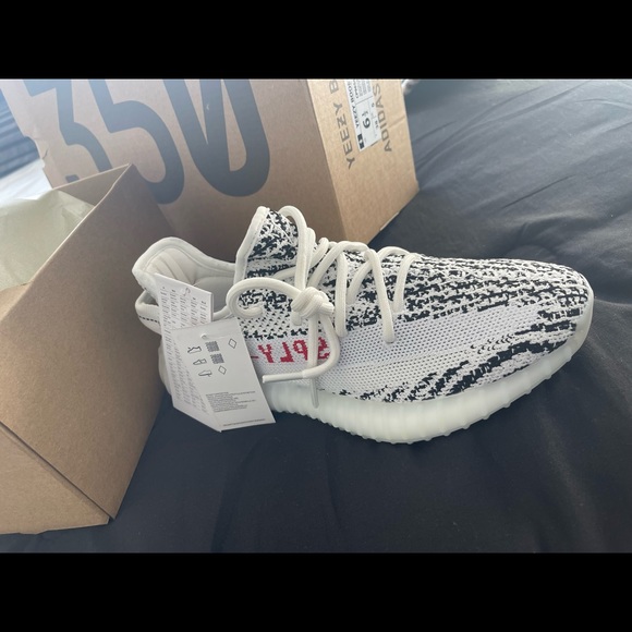 Yeezy Adidas Boost 350 V2 Zebra in White/Core Black/Red - Picture 2 of 3